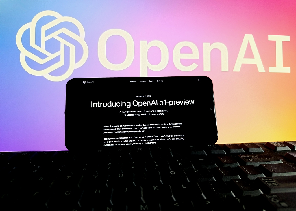 OpenAI传闻已久的草莓模型,终于在前天上线了! 传闻中的草莓模型被命名为o1模型,o表示“Orion(猎户座)”。在科技领域,OpenAI的每一次新品发布总是牵动着无数目光,这一次#OpenAI发布能推理的新模型o1#的消息又掀起了大家对OpenAI的讨论。 来百度APP畅享高清图片 目前OpenAI发布的最新版本是o1-preview(o1模型预览版),同时发布的还有成本优化的版本o1-mini 。官方表示,ChatGPT Plus和团队用户即日起便可以访问o1-preview和o1-mini,而企业和教育用户将在下周初获得访问权限。 作为新一代的人工智能模型,o1模型展示了其在推理能力上的显著提升。与GPT-4o相比,o1能够比前者更好地解决复杂问题,如编码和数学,同时还能解释其推理过程。 OpenAI 还对o1进行了国际数学奥林匹克资格考试的测试,GPT-4o只正确解决了13%的问题,而o1能够解决83%的问题!因此o1模型可以称得上是OpenAI旗下首款具备数学推理能力的模型。 对此,OpenAI 的首席研究官 Bob McGrew 表示: 这款模型在解答 AP 数学考试题目上的表现无疑比我更出色,而我大学时还辅修了数学。 中场休息一下,小编有话要说!面对AI推理对算力需求呈指数级增长的现状,算力云平台目前已在福建、广东、香港全国多所城市部署数据中心,提供基础算力和智能算力的租用服务,以及GPU云主机和CPU云主机的租用服务,针对AI推理和游戏加速,算力云平台还上线了RTX4090、Tesla V100S等热门显卡。 9月14日起,算力云平台推出开学季钜惠活动!在校大学生经实名认证后,即可享受九折算力优惠,会员更享折上折! 复旦大学计算机科学技术学院教授,肖仰华在接受澎湃科技采访时也表示,o1模型的出现意味着大模型在复杂推理任务上的重大进步。对此,他解释道: 以前的大语言模型更像一个文科生,距离理科生的水平仍然较远。但人类智能的核心能力是思考和思维,OpenAI新推理模型o1系列将人的思维过程展现出来。 o1模型展现出类似人类的推理能力,并能在类似主题上产生与人类撰写同样令人信服的论点。令人惊叹科技进步之余,也将给AI治理带来新的挑战。 OpenAI宣称,o1模型显著提升数学和科学领域的能力。例如,在全美奥林匹克数学队的预选赛中,新模型的表现能跻身美国前500名学生之列,并且在物理、生物和化学问题的基准测试中,准确度超过了人类博士水平。 由于最新发布的 o1 AI模型强大的类人推理能力和可辅助专家复制已知生物武器威胁的能力,OpenAI自家的“防备框架”将该模型归类为“中等风险”。 为什么o1模型能具有这么高级的类人推理能力呢? OpenAI的研究负责人杰里・特沃雷克(Jerry Tworek)向媒体透露,o1 “是使用一种全新的优化算法和专门为其定制的新训练数据集进行训练的”,它设置了奖励和惩罚机制,通过强化学习的技术训练模型自行解决问题,它利用类似人类通过逐步解决问题方式的“思维链”处理问题。这种新的训练方法,使得模型出现幻觉的可能性降低了。 对国产大模型的发展来说,OpenAI的AI模型研发能力十分值得国内学习,我们仍需要沉下心来,稳扎稳打。我们也应该意识到,人工智能模型能力的提升需要更多创新的训练数据和推理方式。 以上是算力云今日内容分享,感兴趣的朋友可以多多关注算力云。